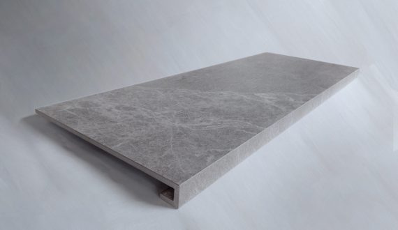 Stopnica klejona z płytek ceramicznych typu C